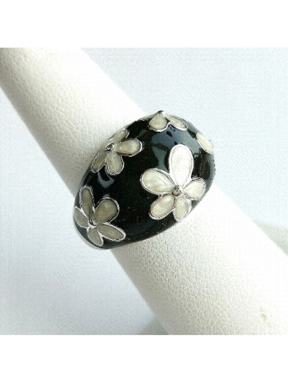 Enamel dome ring white and black flowers size 7 🆕